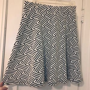Skirt. Black/white pattern. Stretch waist.